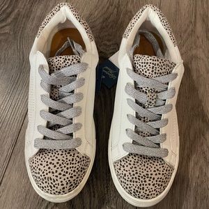 Universal Thread sneakers *brand new*